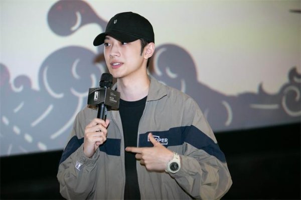 2025年配资明细表最新 赖冠霖23岁退圈转型导演，新作《北京下雨了》引爆争议，粉丝分裂成两派！